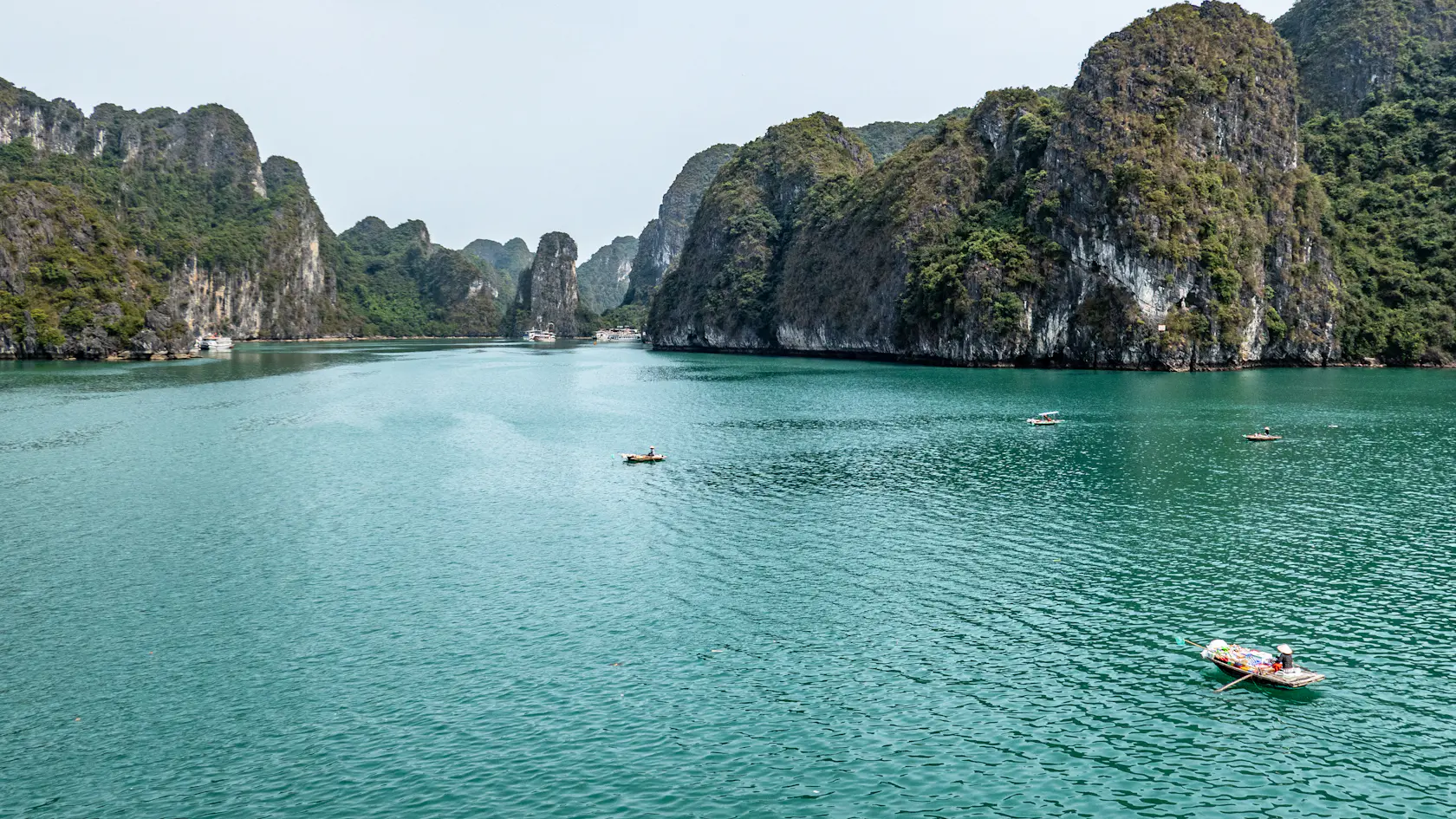 越南下龍灣石灰岩群島與遊船